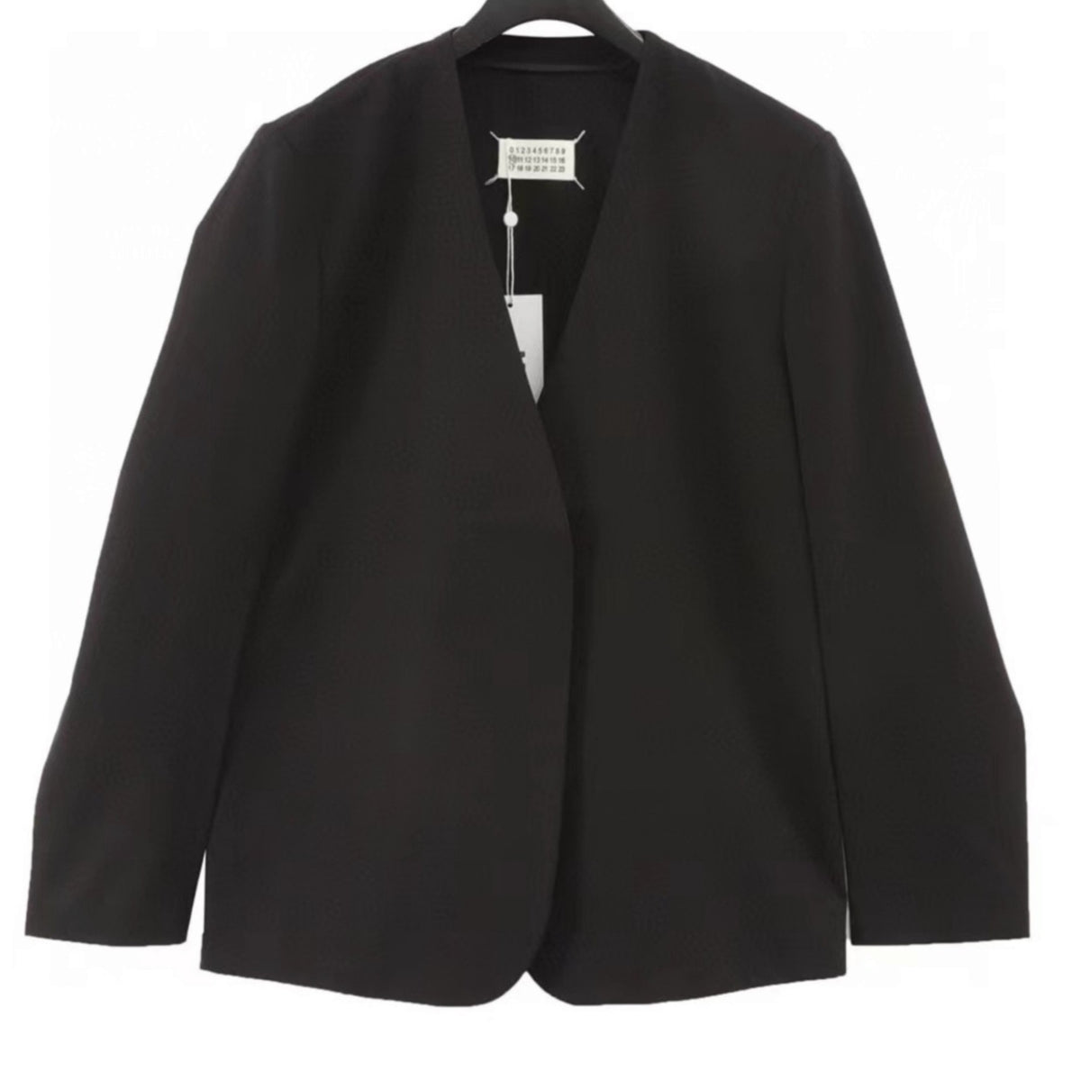 Collarless Minimal Black