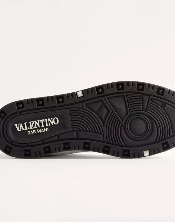 Valentino Freedots Low-Top Sneaker In Calfskin Black White