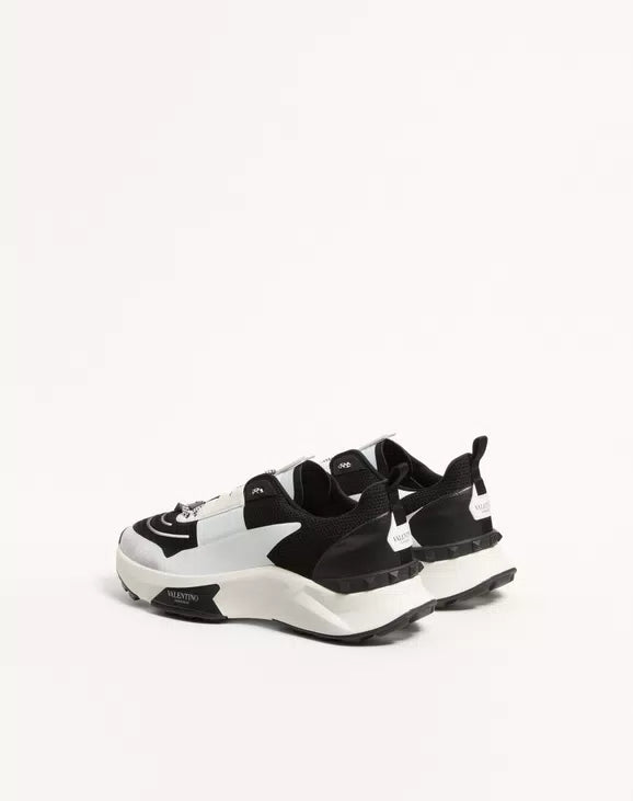 True Act Low Top Trainer In Mesh And Rubberised Fabric Black/White