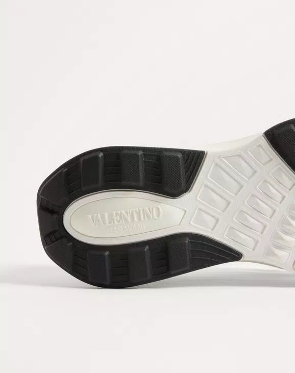 True Act Low Top Trainer In Mesh And Rubberised Fabric White/Black