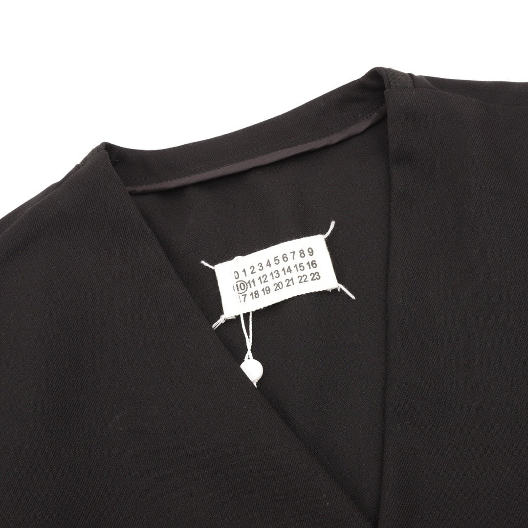 Collarless Minimal Black
