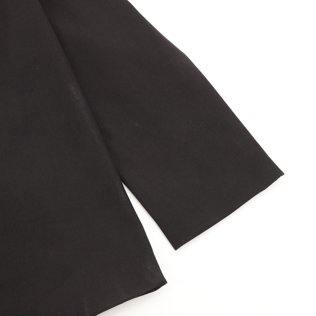 Collarless Minimal Black