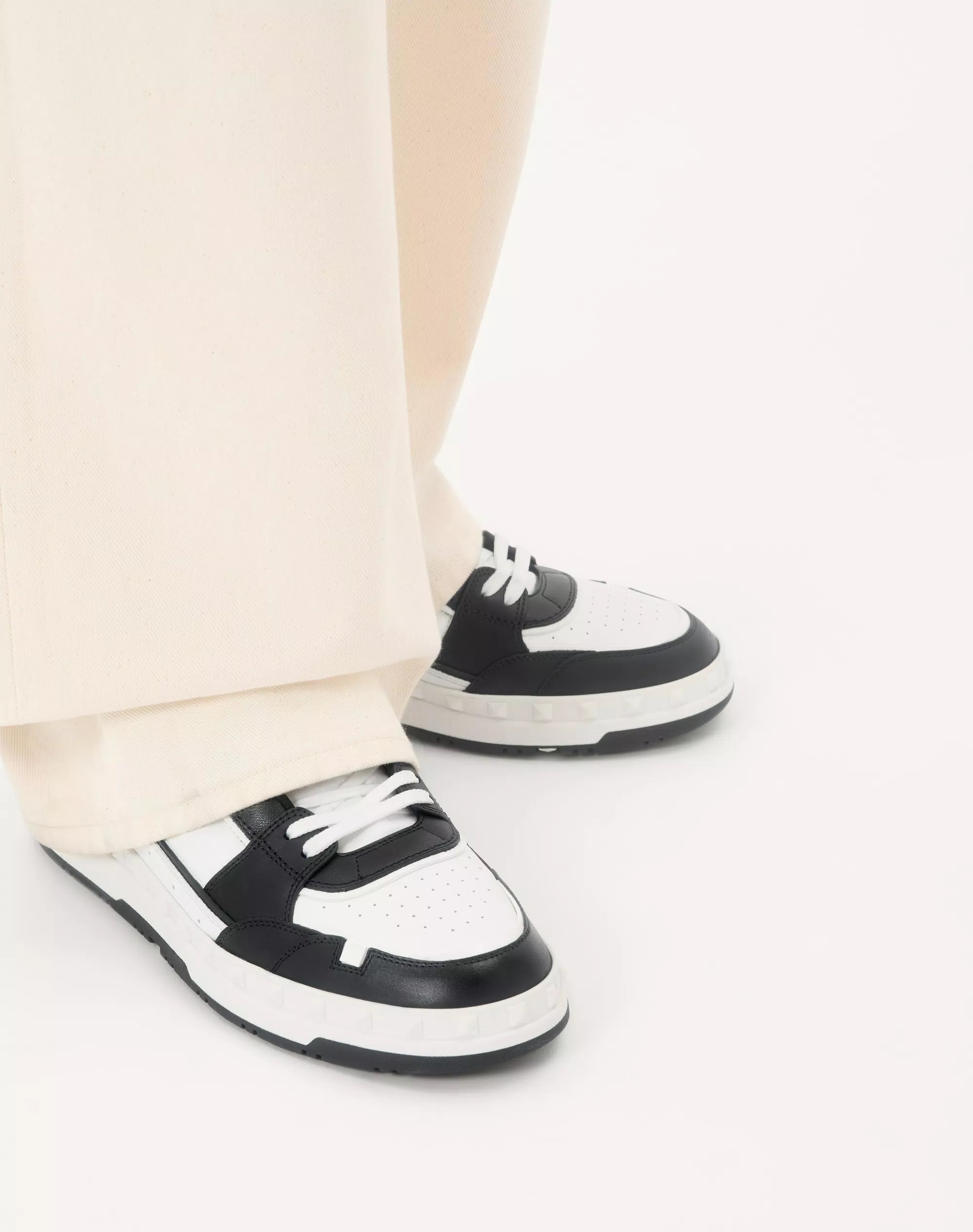 Valentino Freedots Low-Top Sneaker In Calfskin Black White