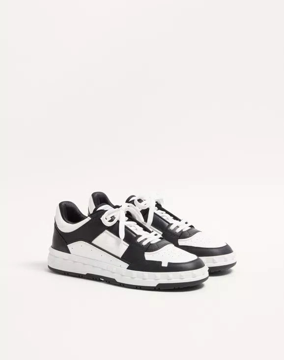 Valentino Freedots Low-Top Sneaker In Calfskin Black White