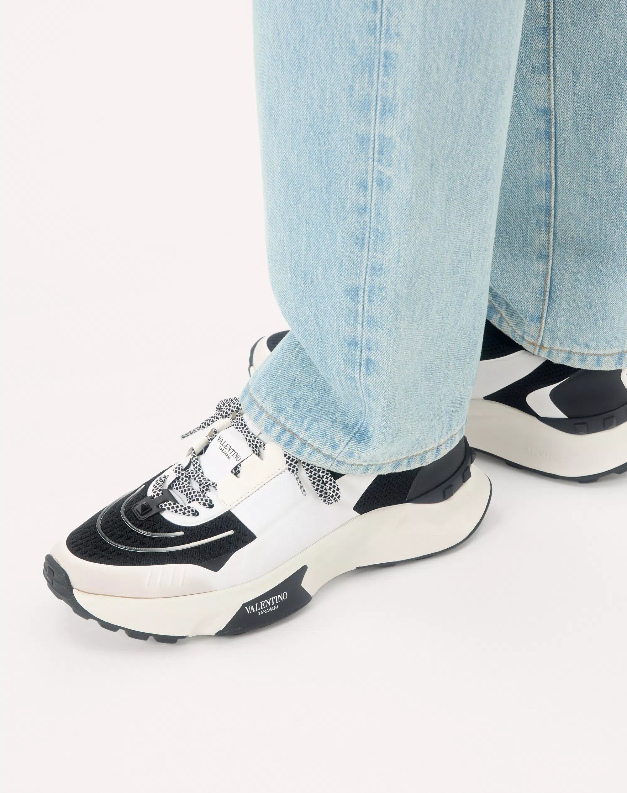 True Act Low Top Trainer In Mesh And Rubberised Fabric Black/White