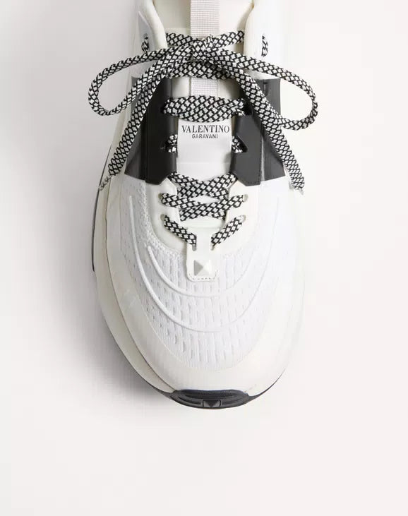 True Act Low Top Trainer In Mesh And Rubberised Fabric White/Black